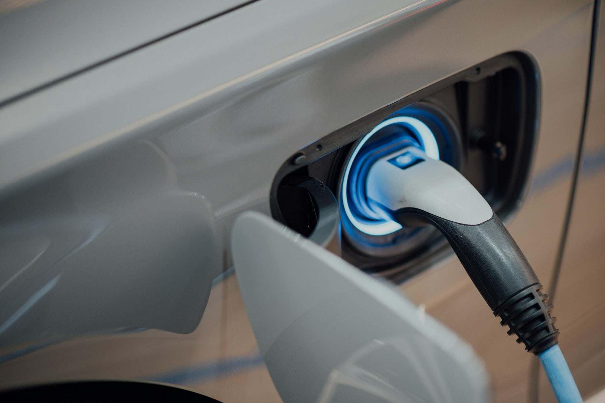Elektromobilning zaryadlash portiga ulangan ulagich