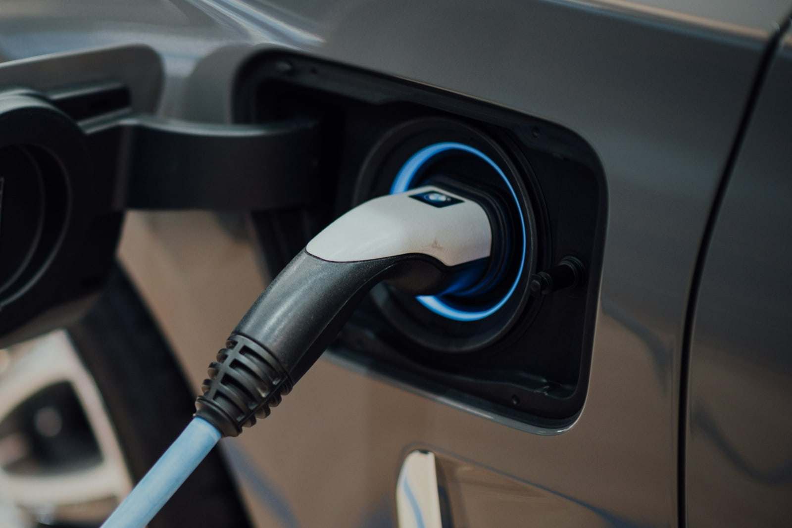 Elektromobilga ulangan zaryadlash ulagichi