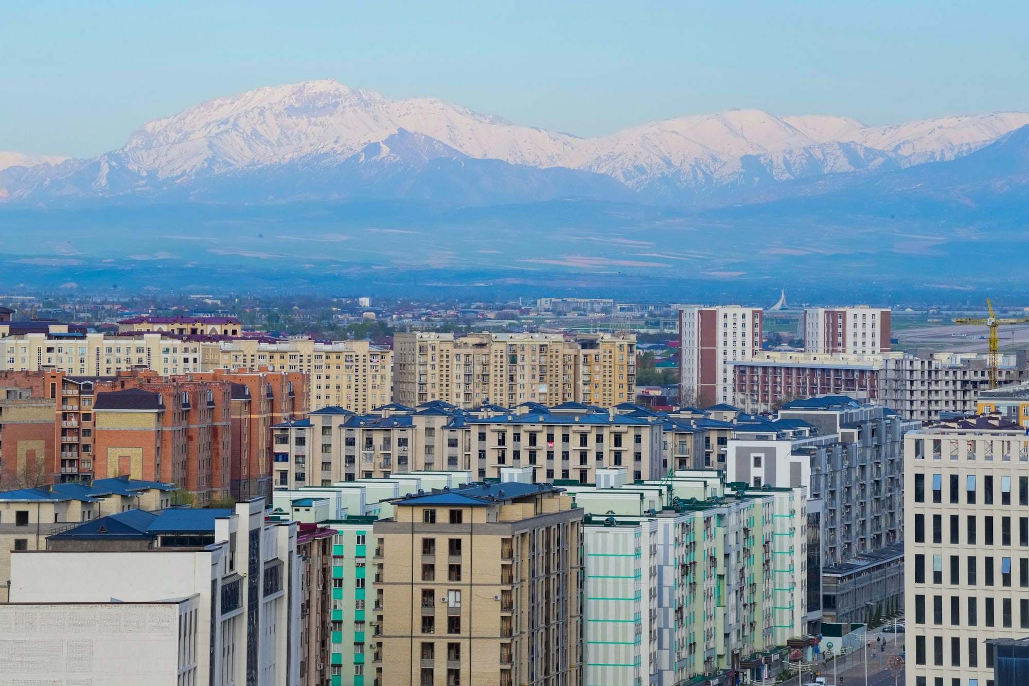 Toshkent shahri va tog'lar manzarasi